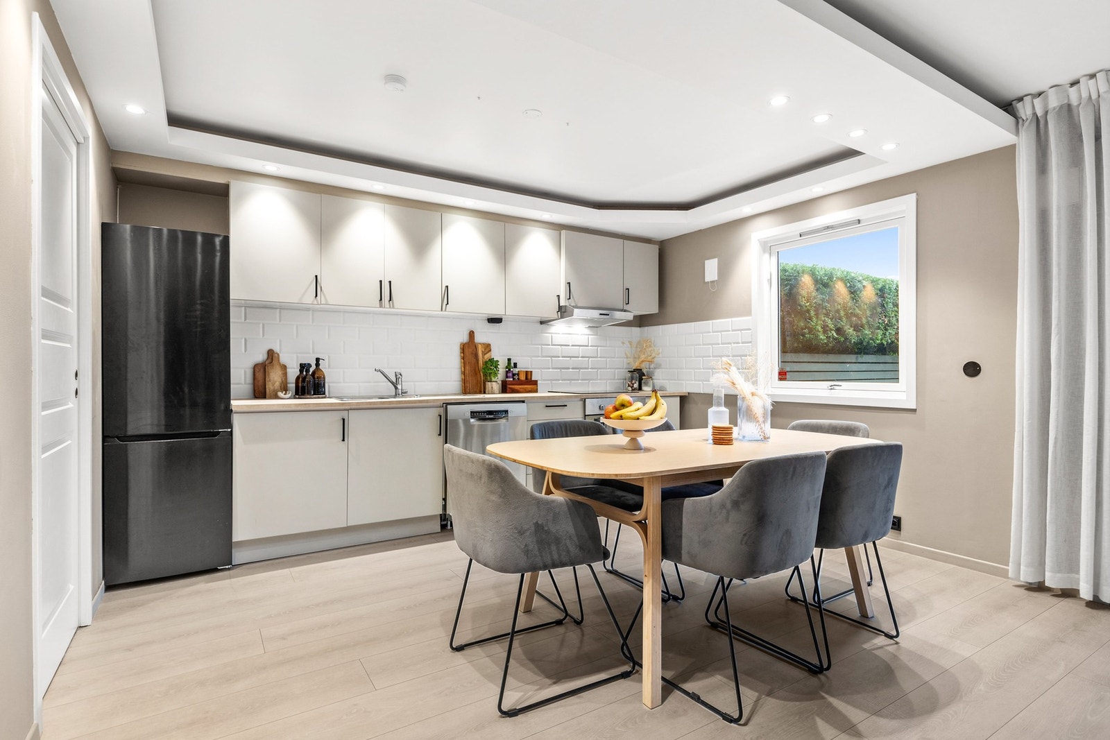 Pen kjøkkeninnredning med glatte fronter og benkeplate av laminat Galleribilde