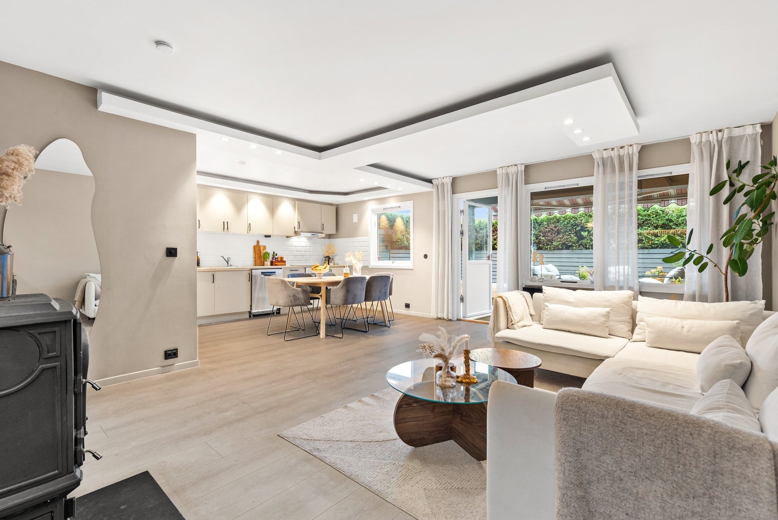 Luftig og innbydende stue med åpen kjøkkenløsningI Galleribilde