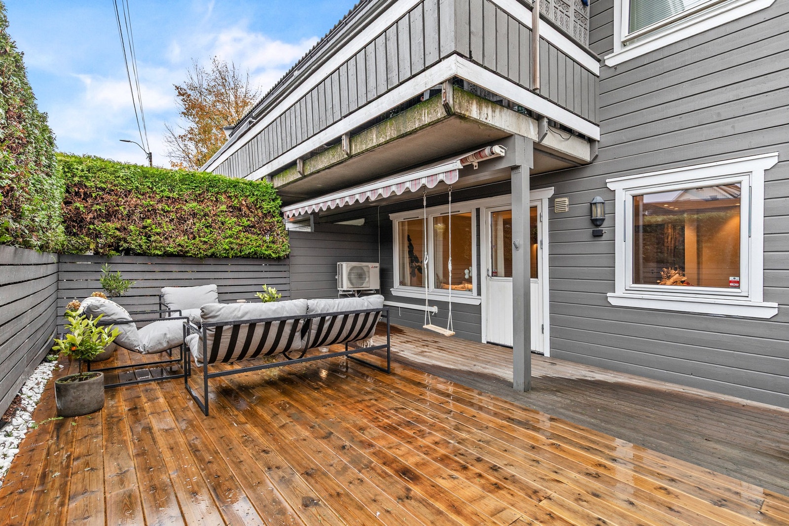 Leiligheten har en delvis overbygget og godt skjermet terrasseplatting Galleribilde