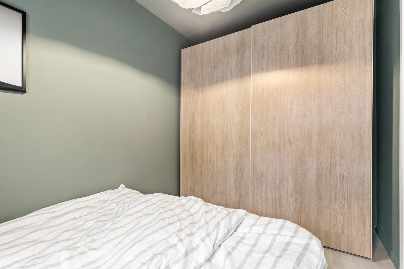 Begge rommene har fin plass til seng og garderobe Galleribilde