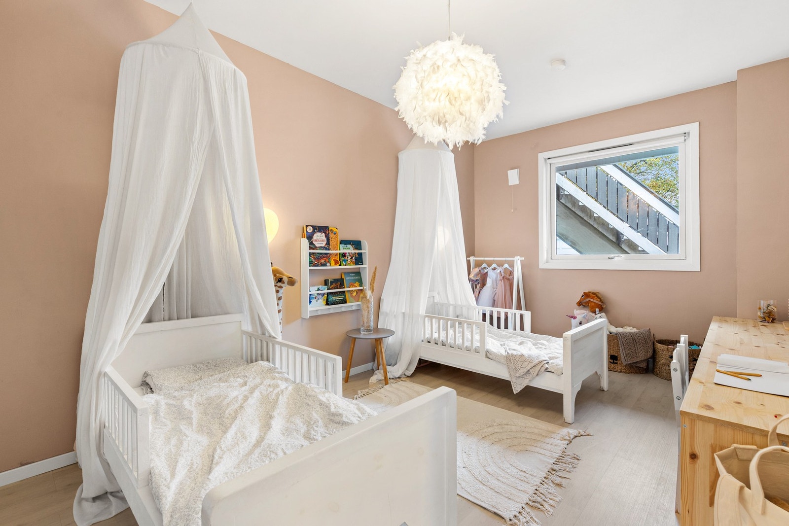 Dette soverommet har laminat på gulv og slette flater på vegger og i himling Galleribilde