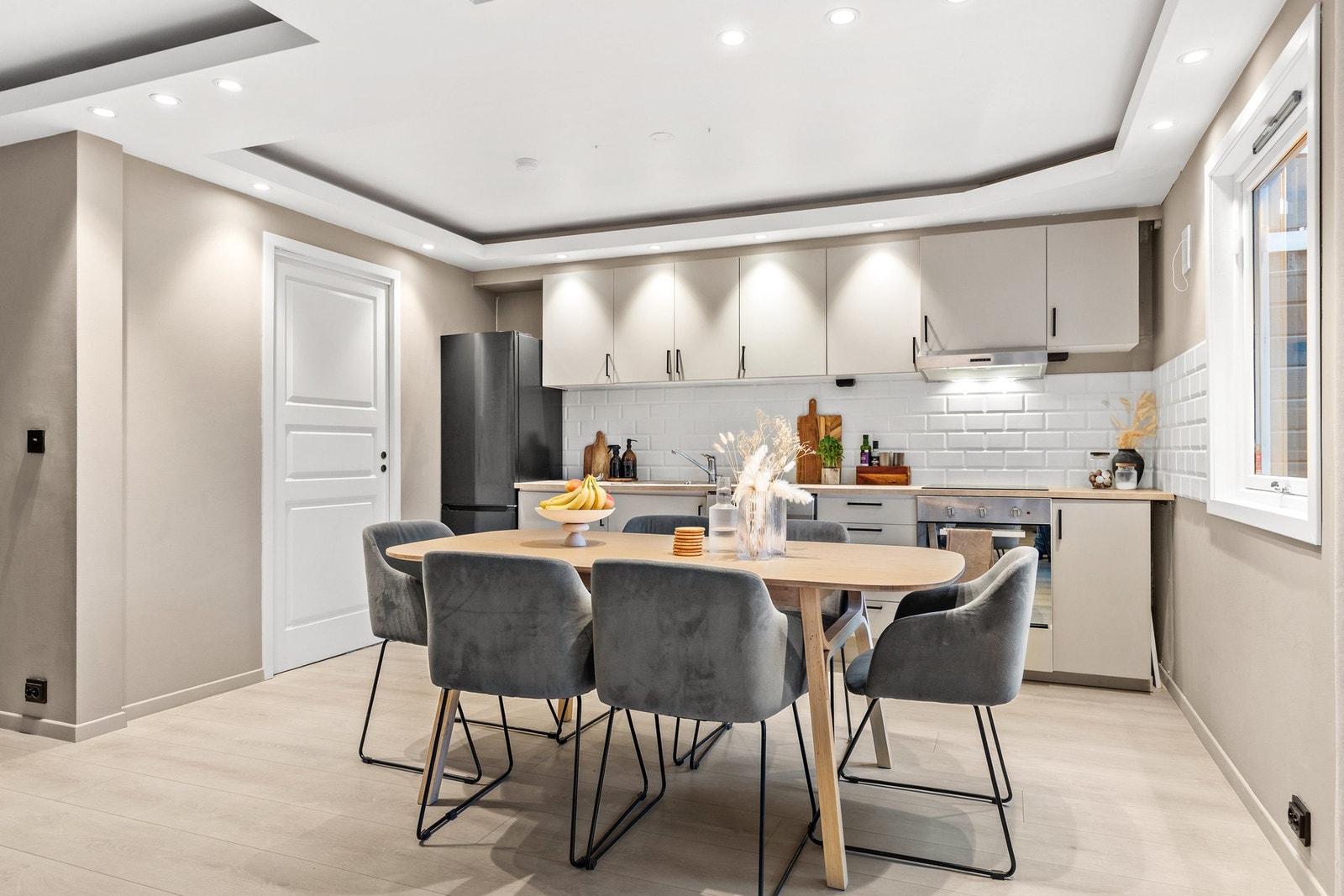 Innredning har integrert platetopp og stekeovn, samt frittstående kjøleskap og røropplegg for oppvaskmaskin Galleribilde