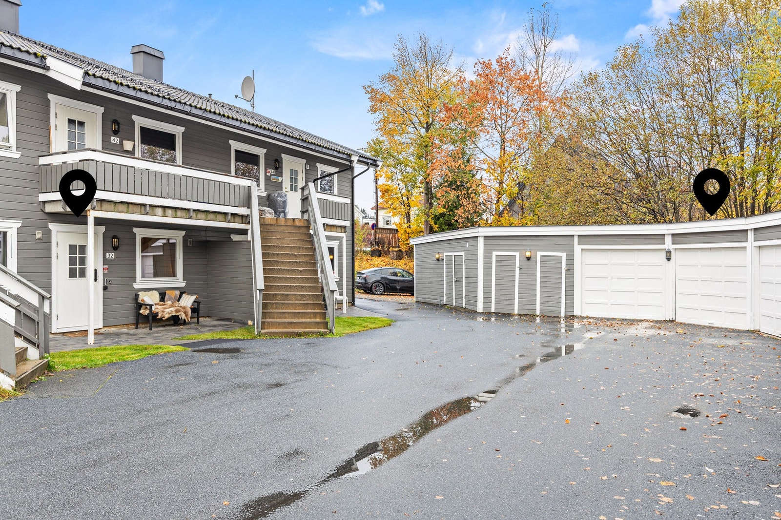 Tilhørende garasje med elbil lader. Garasjen ligger i et hjørne som medfører en bredere størrelse. Galleribilde