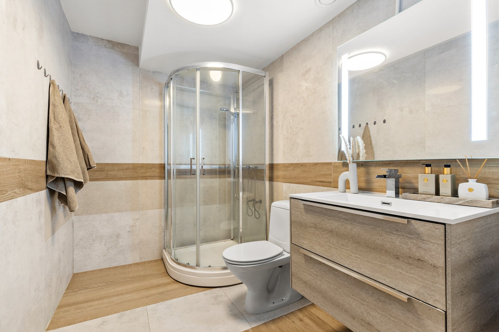 Helfliset bad med gulvvarme og mekanisk avtrekk Galleribilde