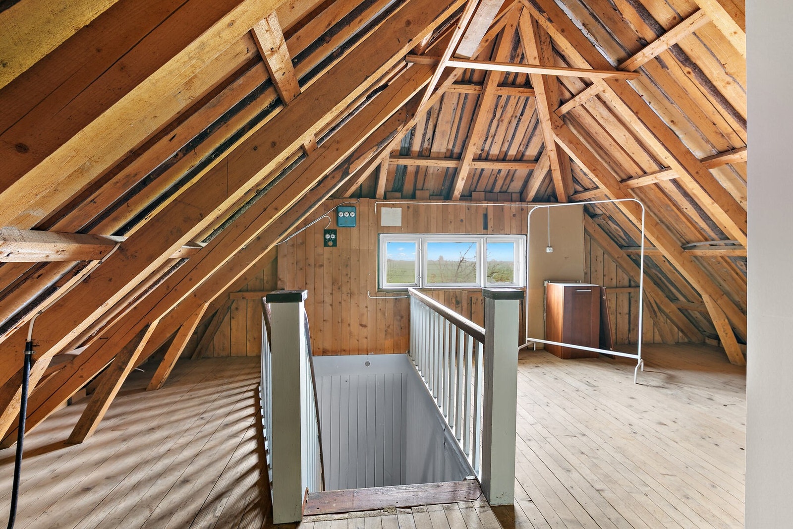 Ekstra oppbevaring på loftet. Galleribilde