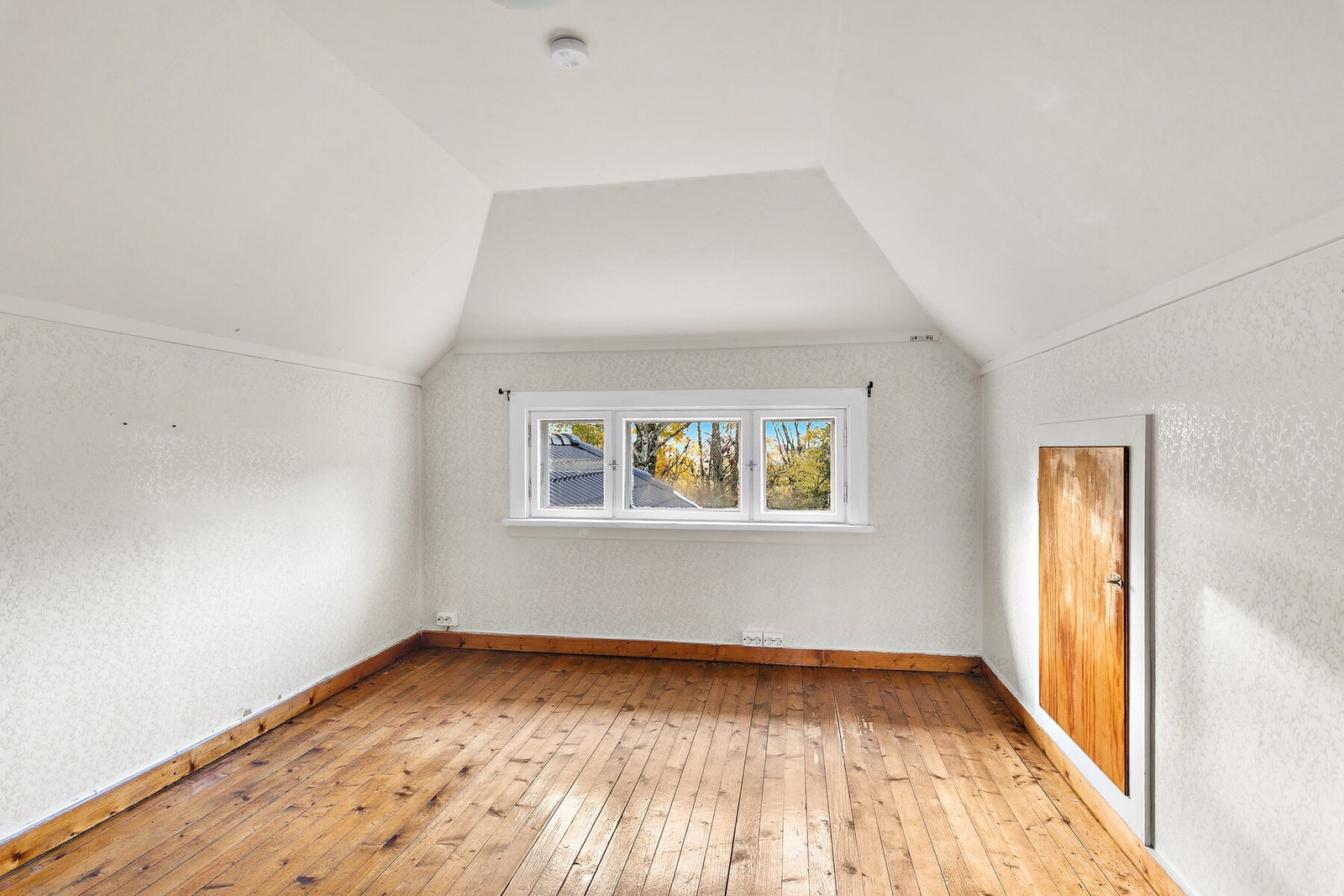 Romslig allrom i 2. etasje med flere bruksmuligheter. Lagringsplass i kneloft. Galleribilde