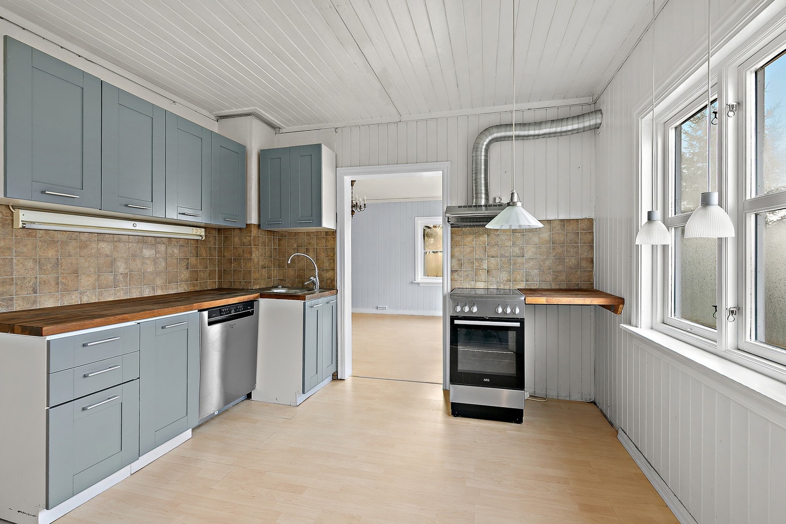 Lyst kjøkken i tilknytning til stua. Galleribilde