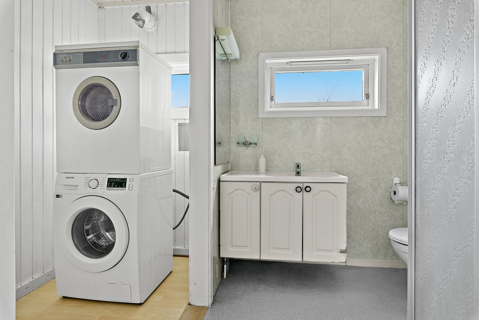 Bad med nisje for vaskemaskin og tørketrommel. Galleribilde