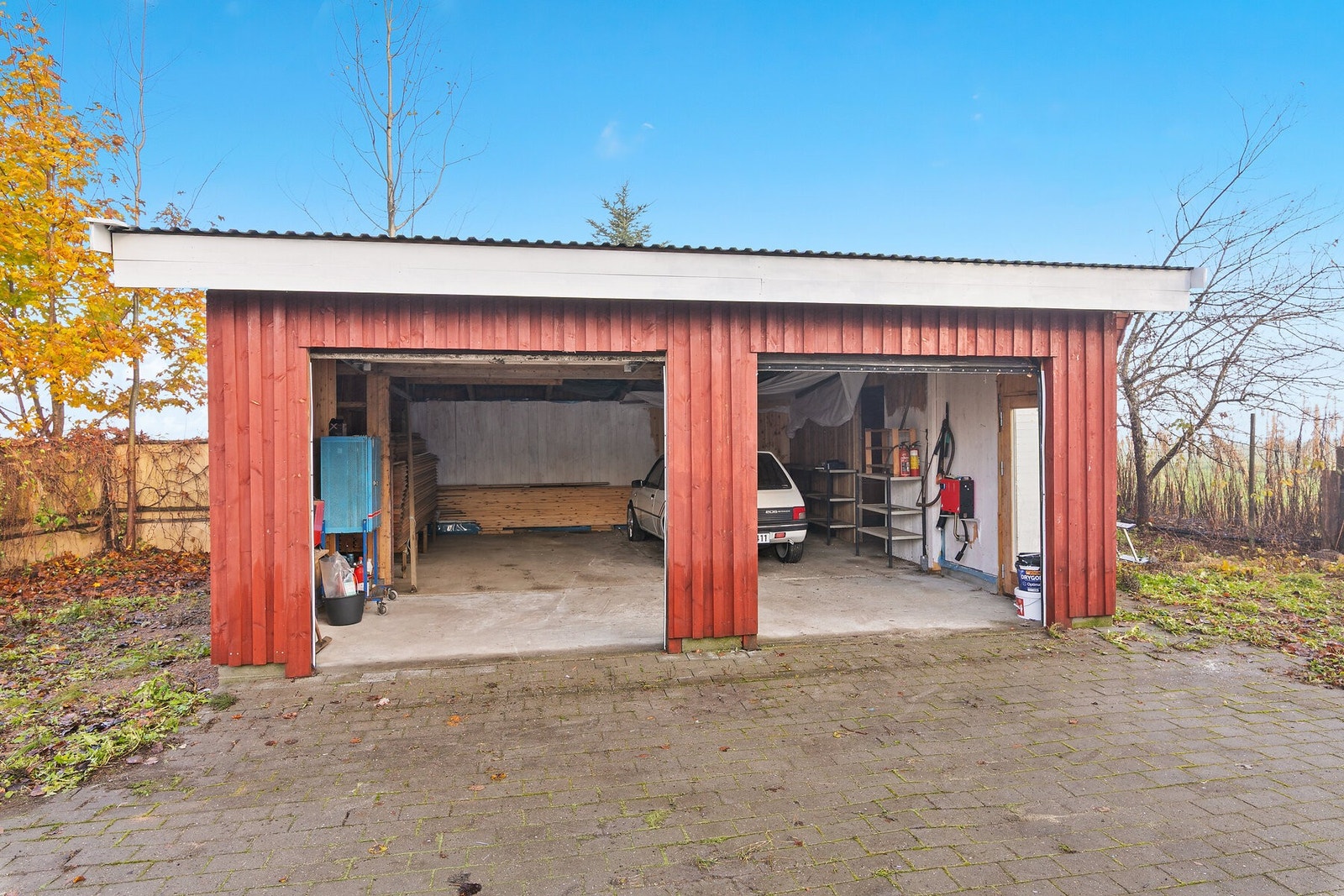 Garasje med to biloppstillingsplasser. Gårdsplassen er for øvrig steinlagt. Galleribilde