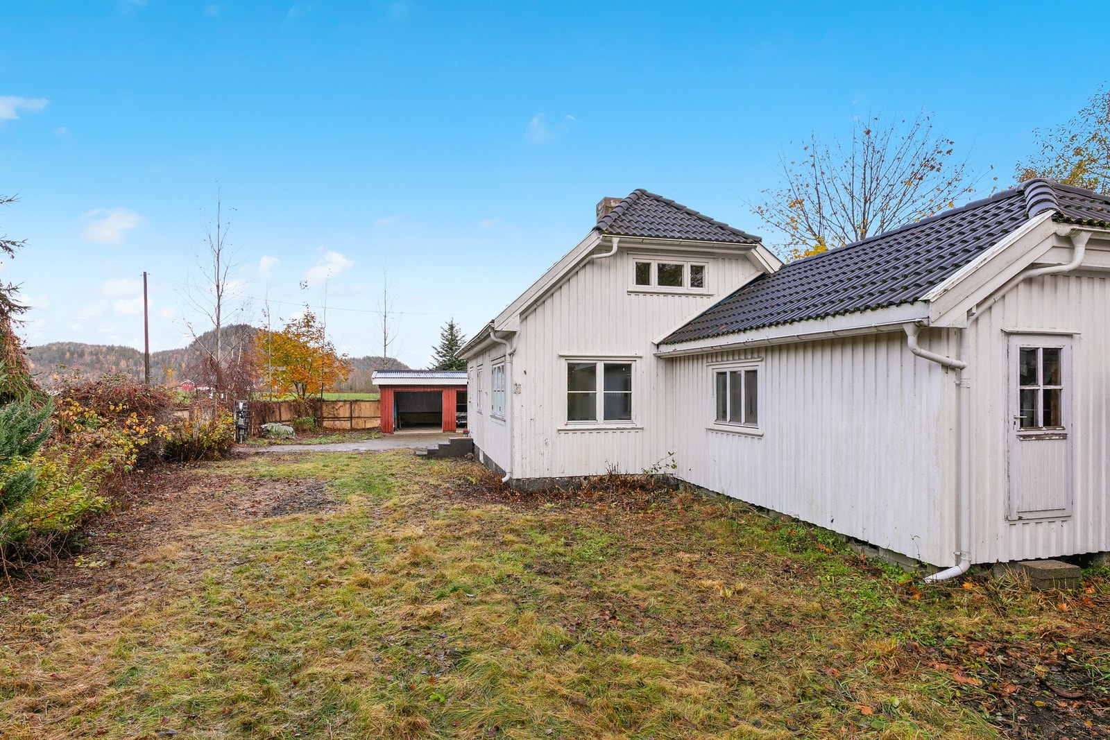 Romslig hage med svært god boltreplass. Galleribilde