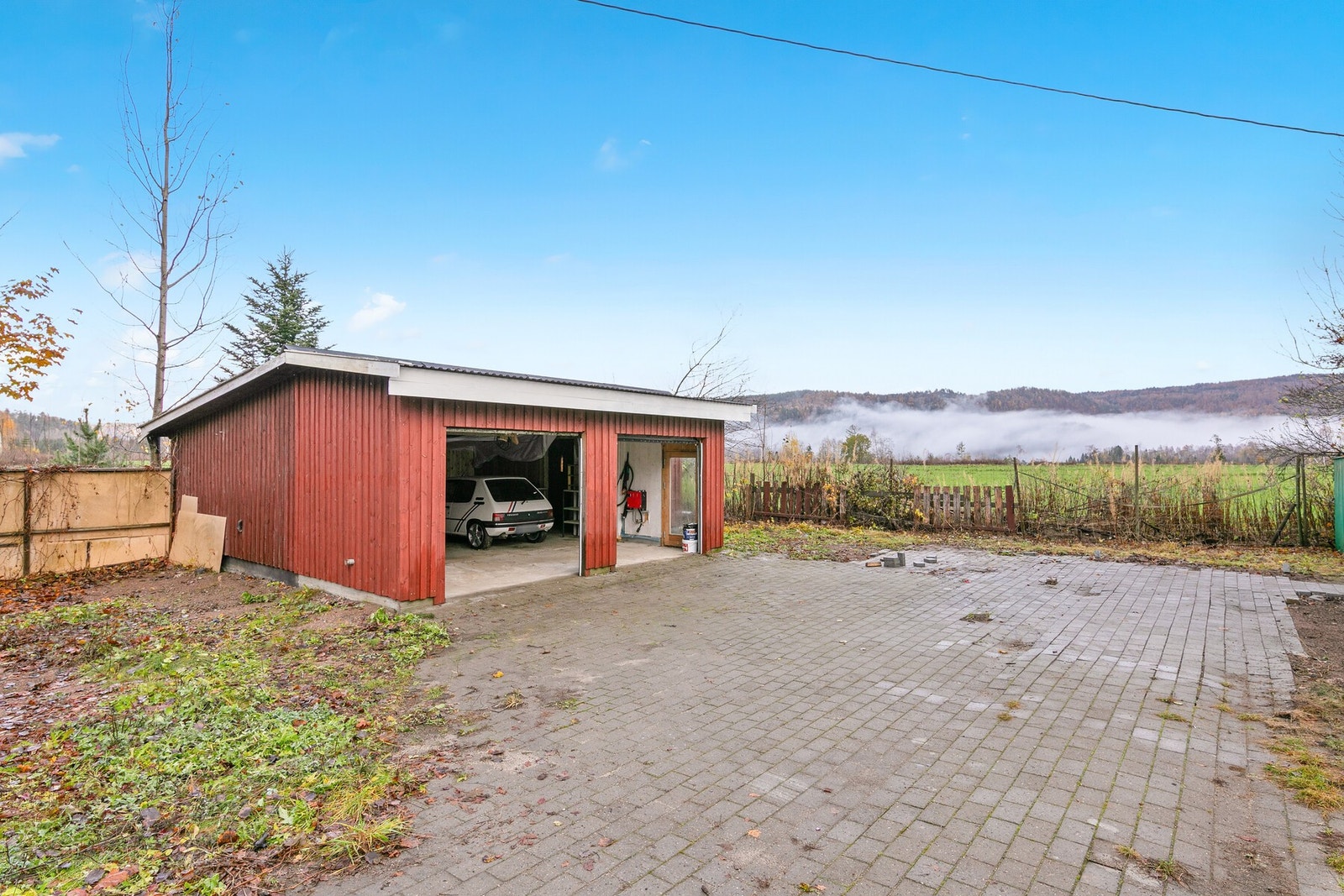 Stor gårdsplass med gode parkeringsmuligheter. Galleribilde