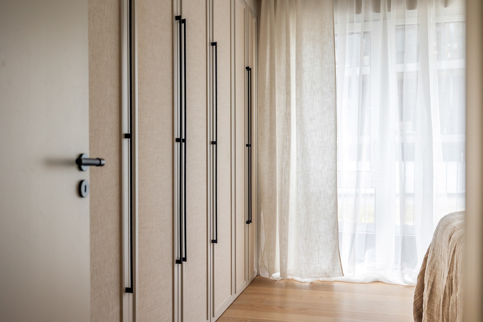 Godt med garderobeplass i hovedsoverom Galleribilde