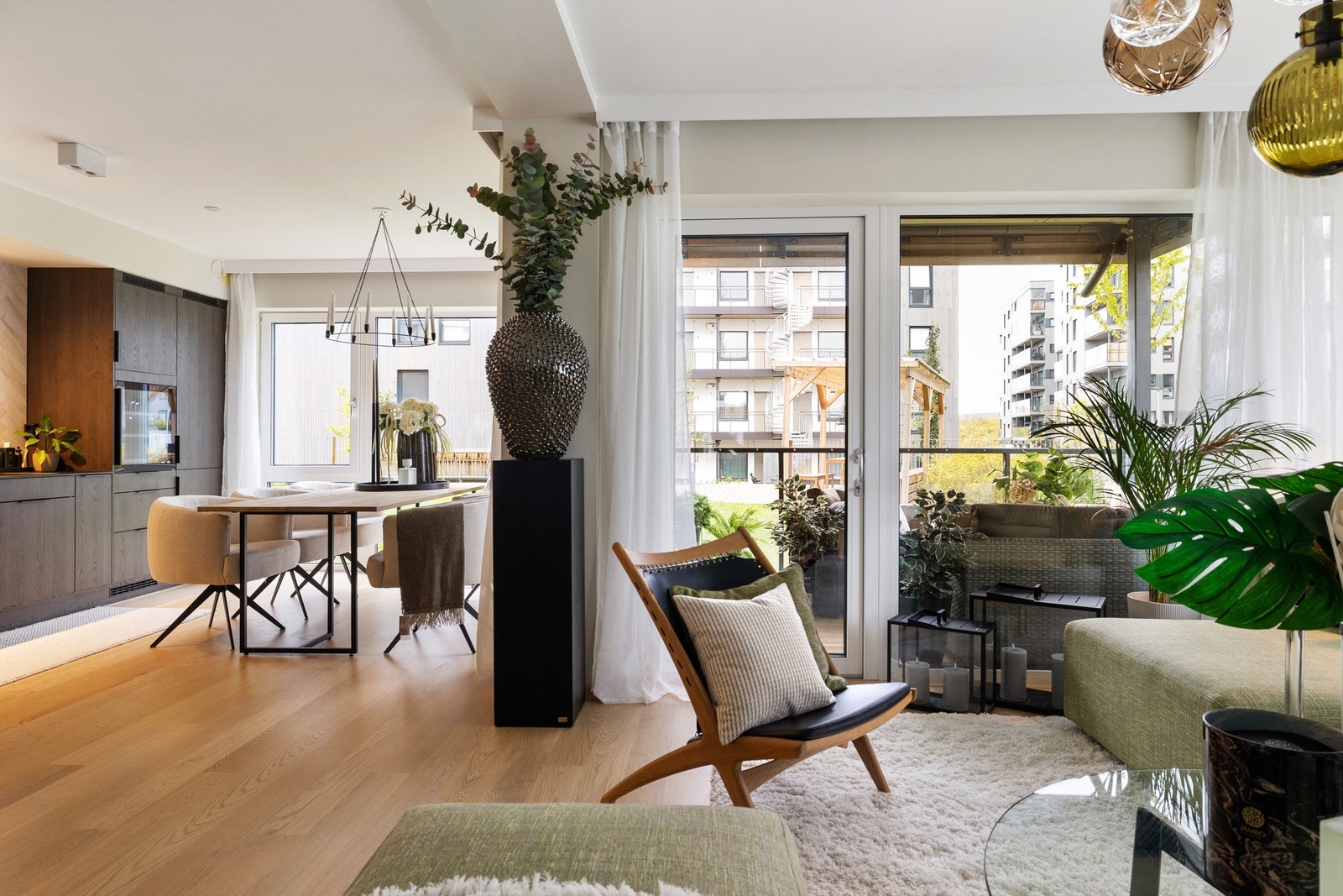 Lys og innbydende stue/kjøkken med flott takhøyde Galleribilde