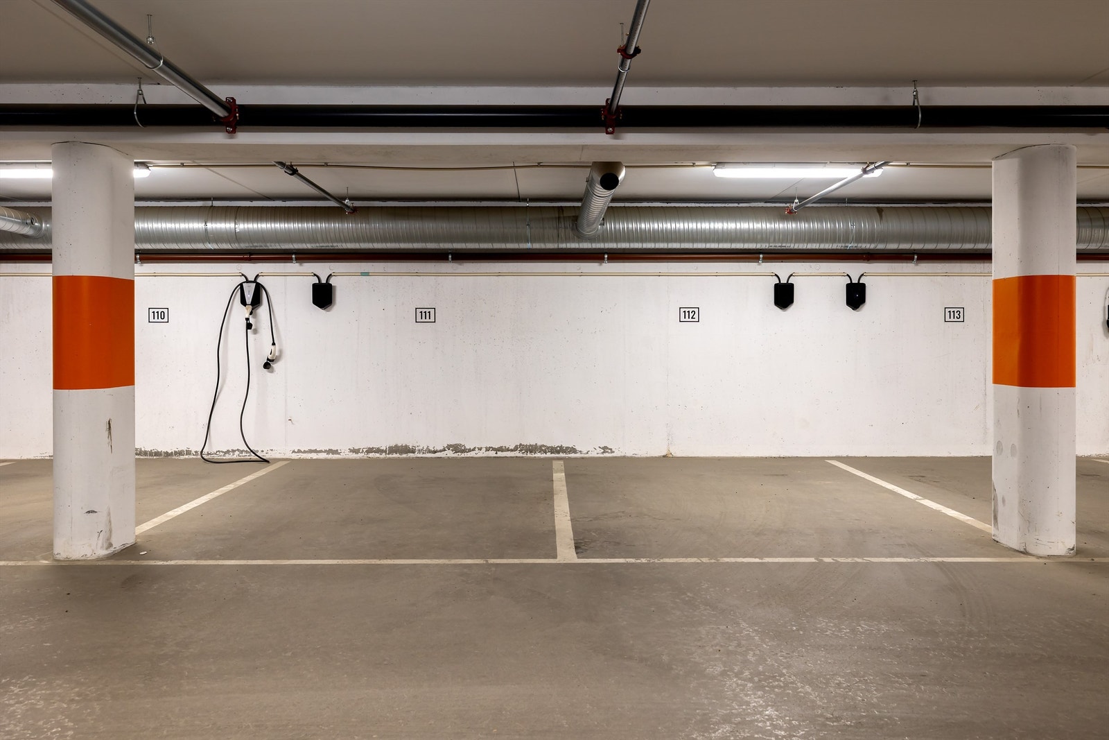 2 garasjeplasser i parkeringskjeller Galleribilde