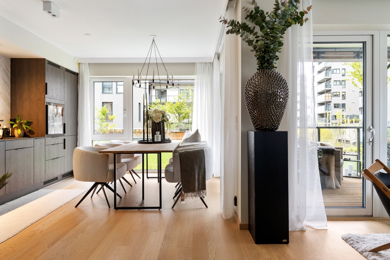 Kjøkken/stuen har direkte utgang til terrasse Galleribilde