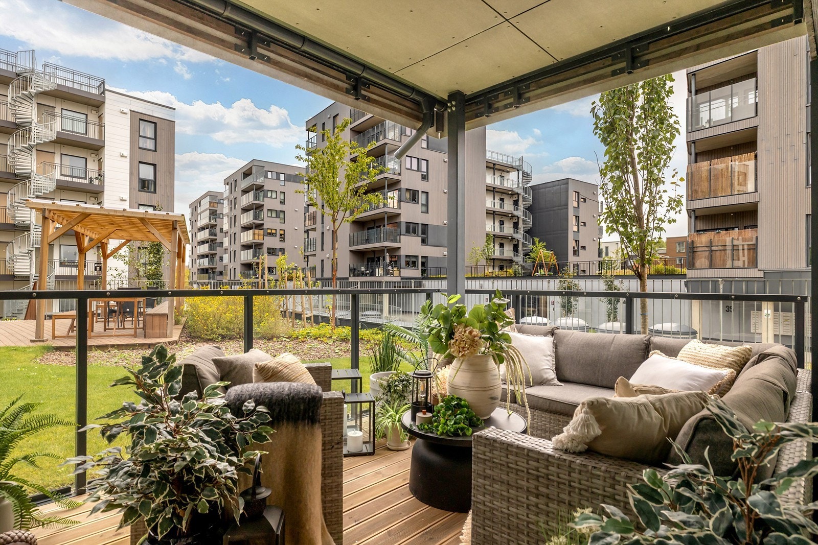 Terrassen har fin utsikt til fellesarealer Galleribilde