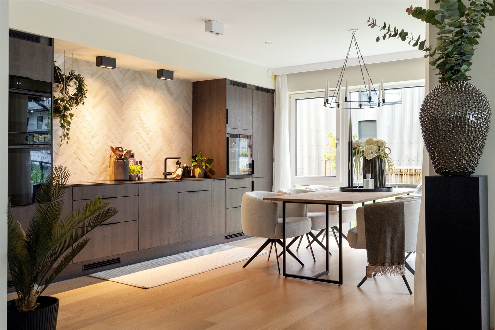 Kjøkkenet har kjøl/fryseskap, oppvaskmaskin, platetopp,
micro/stekeovn, stekeovn m/dampfunksjon, vannstoppsystem, vinskap og komfyrvakt. Galleribilde