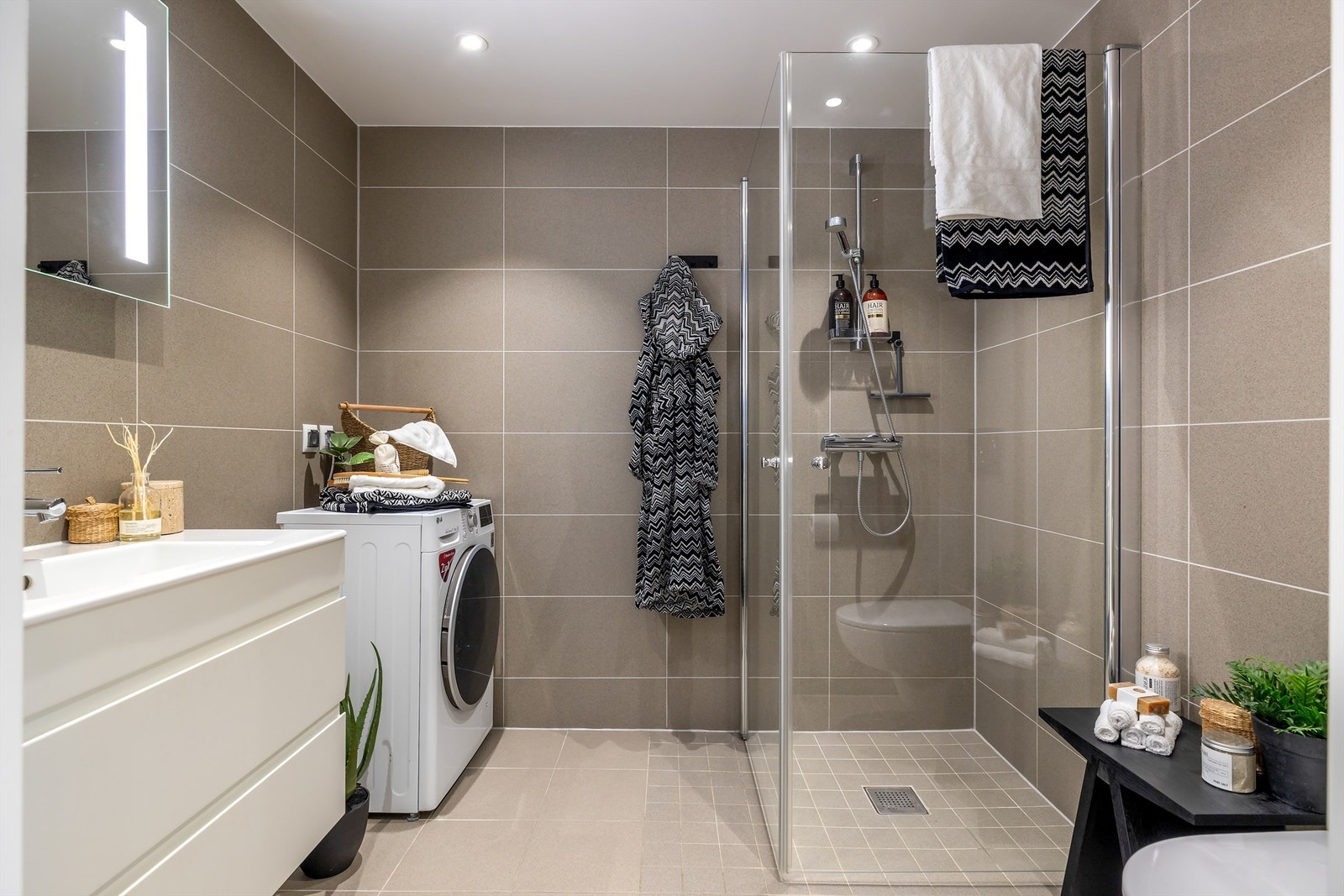 Bad med fliser i lekre farger og dusjvegger/hjørne. Galleribilde