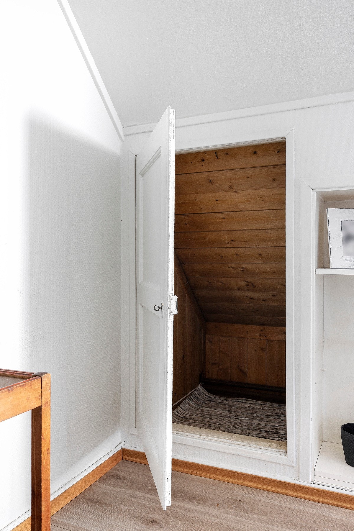 Innbygd skap inn mot yttertaket. Galleribilde