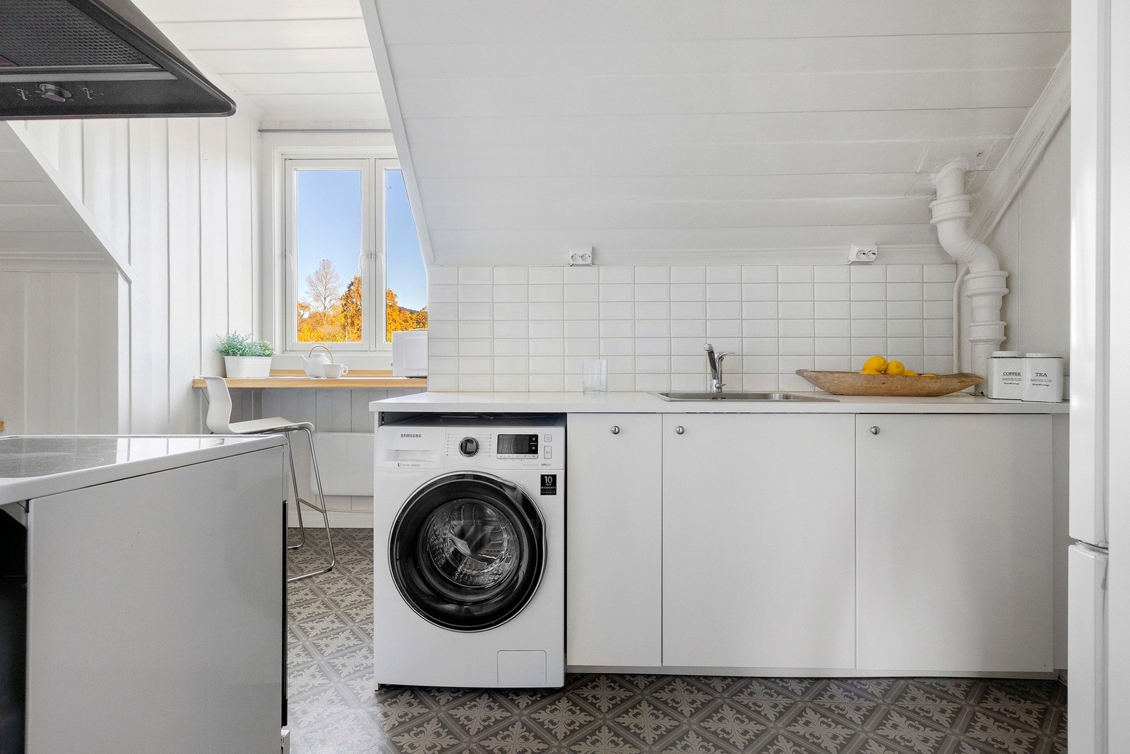 Kjøkkenet er utstyrt med komfyr, vaskemaskin og ventilator. Galleribilde