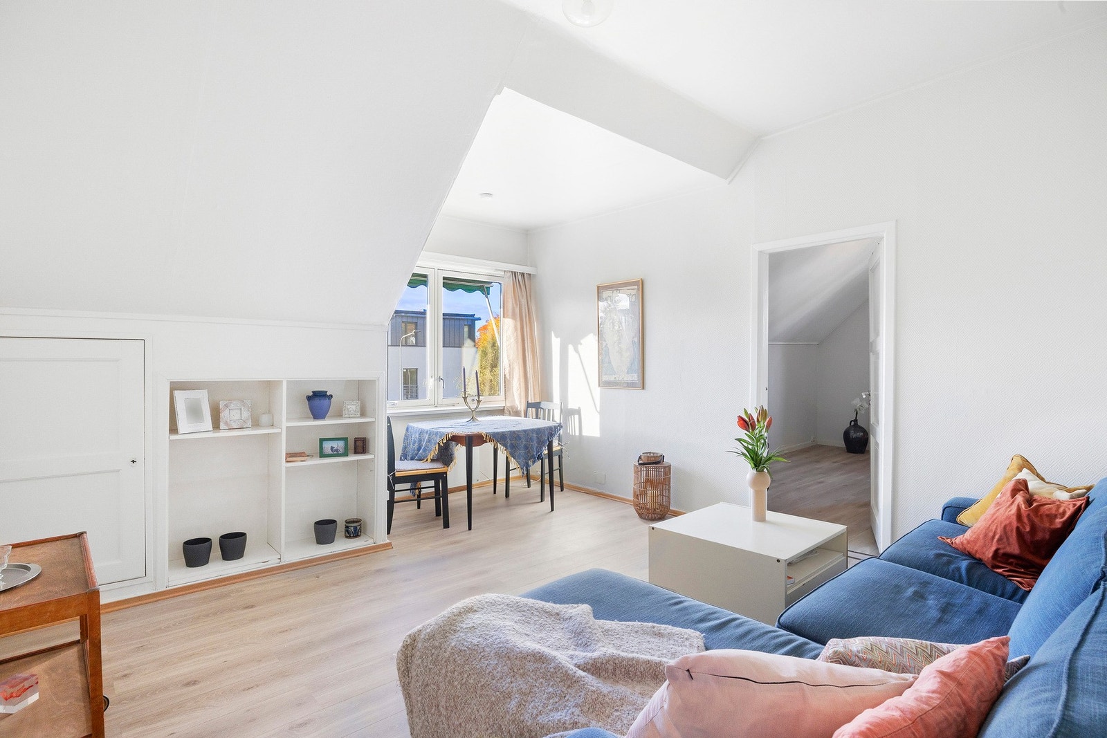 Stor stue med plass til salong og spisebord. Galleribilde