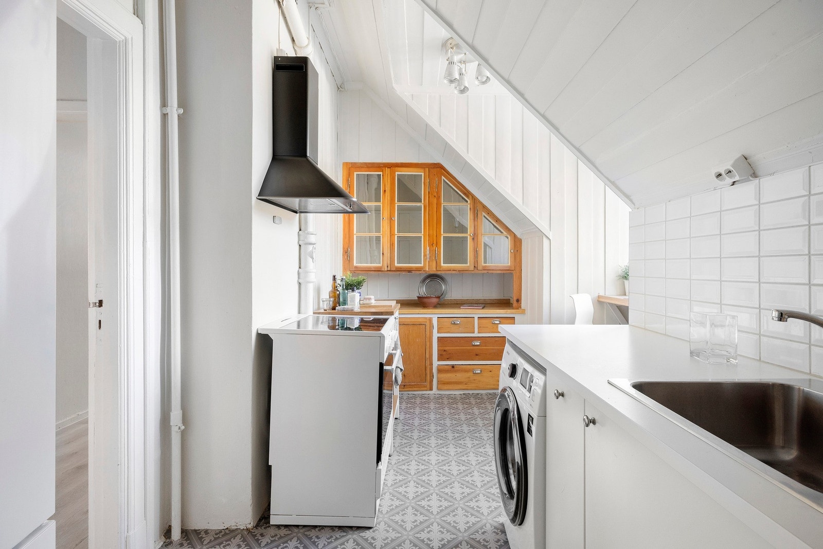 Legg merk til den originale innredningen i bakgrunnen som er lutet, slik at treverket blir synlig. Galleribilde