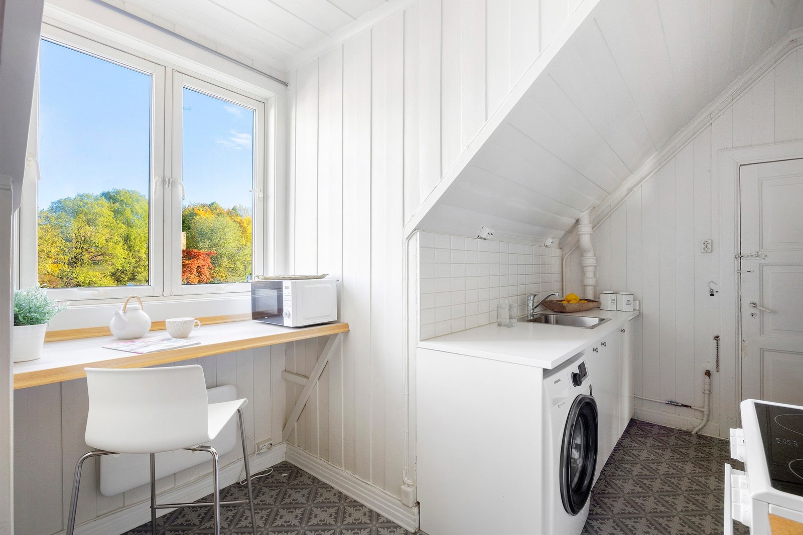 Kjøkken med integrerte hvitevarer og barløsning. Galleribilde