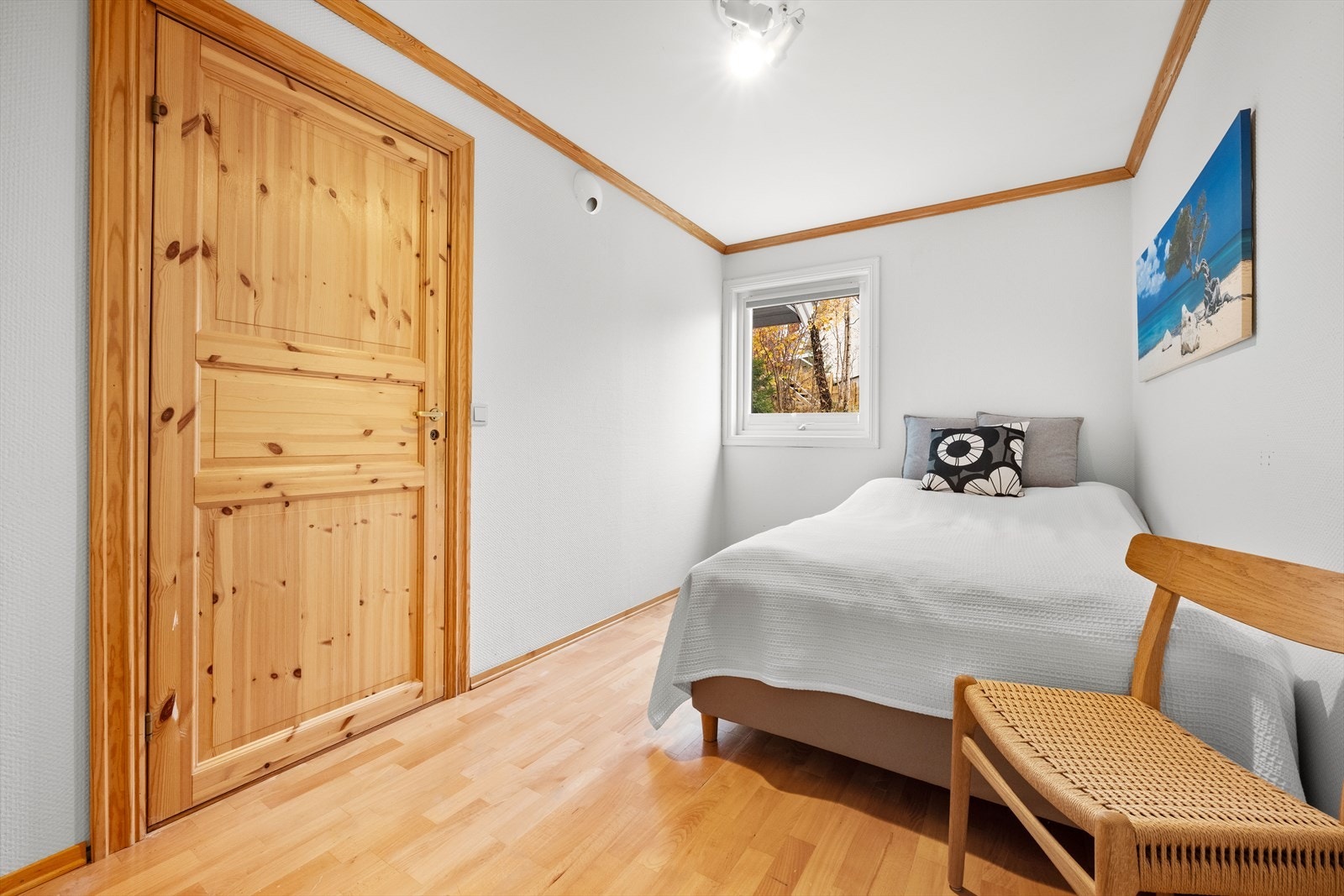 Soverommet er lyst og innbydende, med plass til seng, nattbord og garderobeløsning. Galleribilde