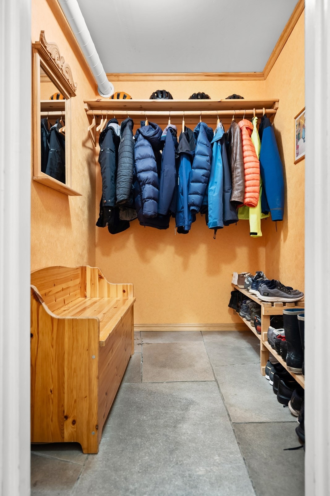Like ved entréen ligger det en romslig garderobe med gode oppbevaringsmuligheter. Galleribilde