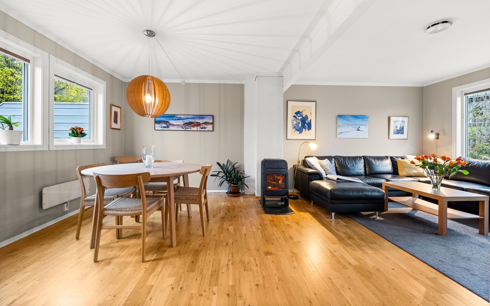 Boligen har også en vedovn som gir god varme, samtidig som det skaper en lun og koselig stemning. Galleribilde