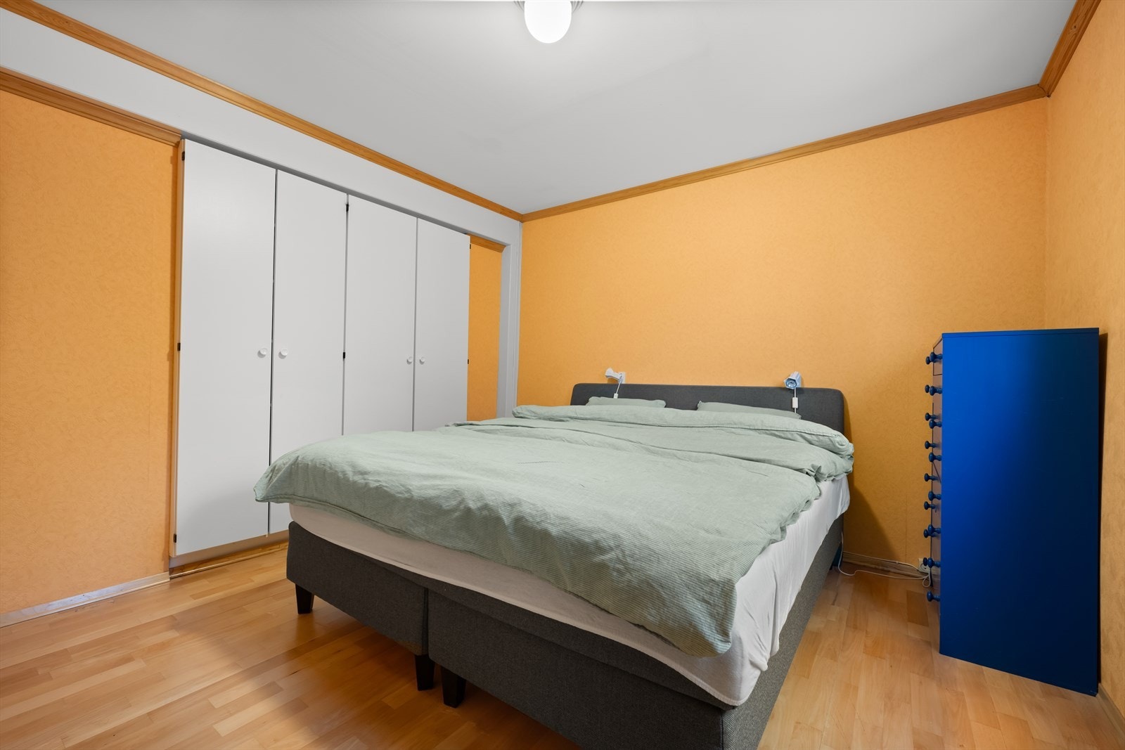 Hovedsoverommet har plass til dobbeltseng og nattbord, og garderobeløsning. Galleribilde