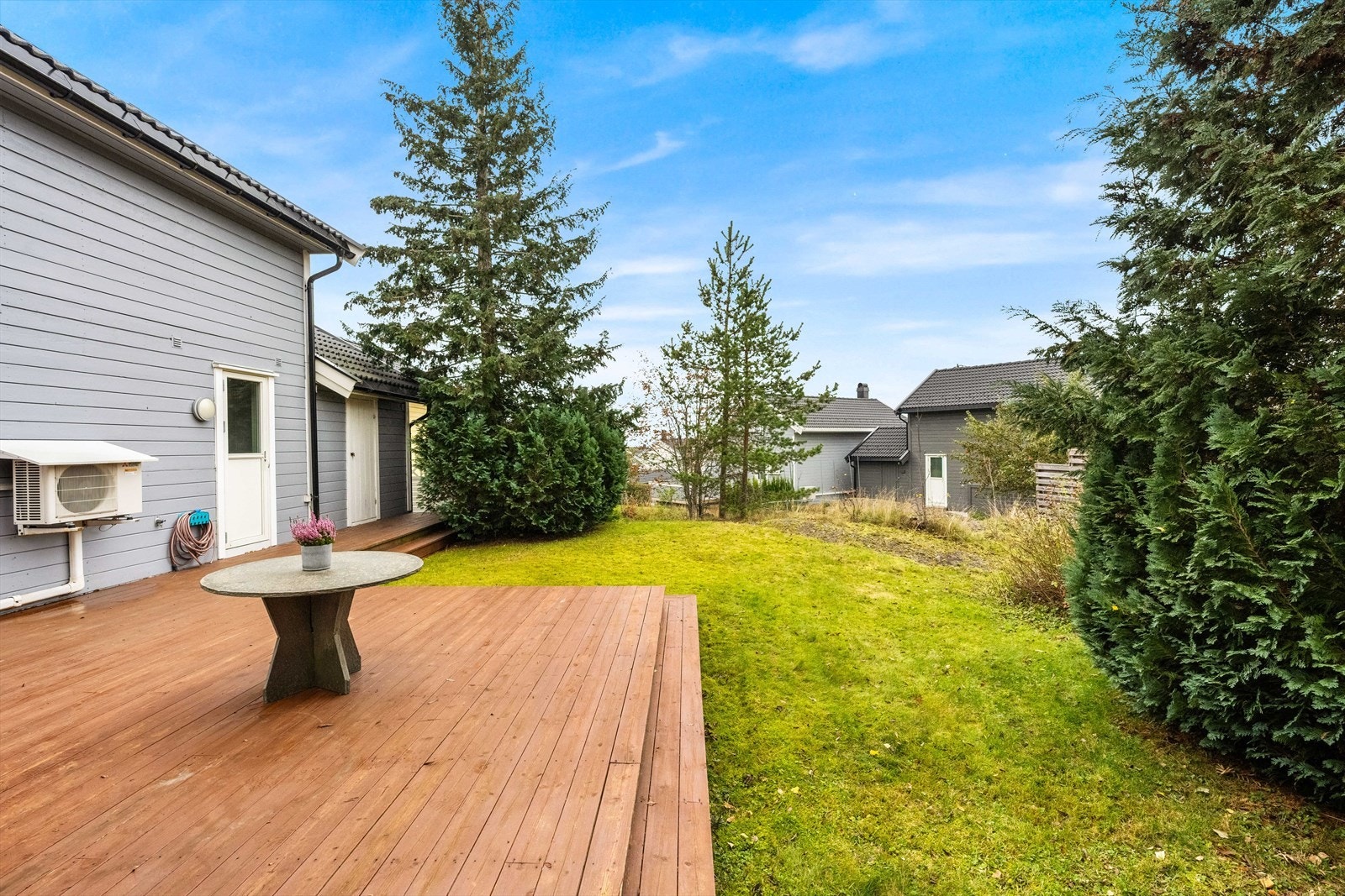 Hyggelig hage og skjermet uteplass. Galleribilde