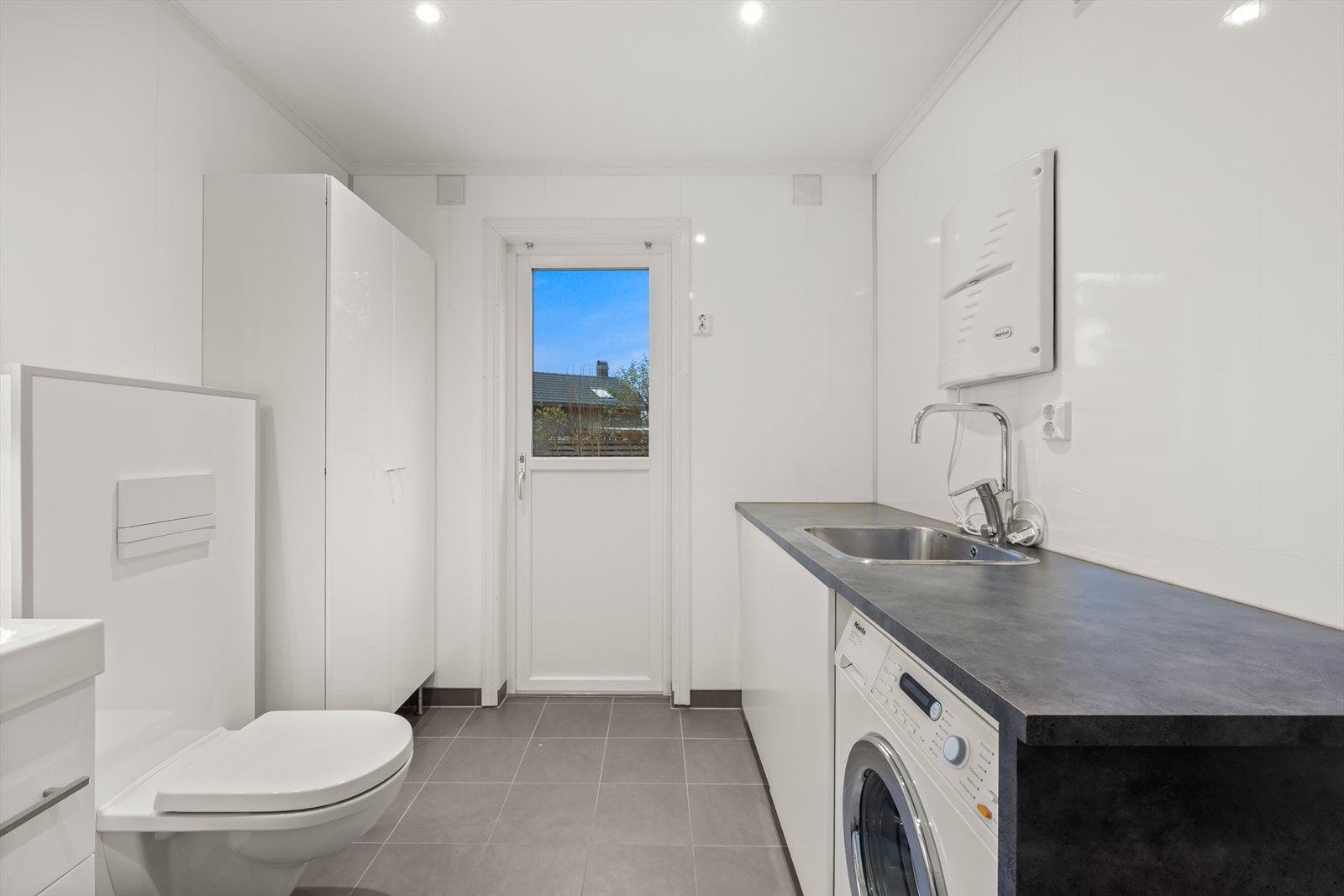 I andre etasje er det et praktisk vaskerom med god benkeplass. Galleribilde