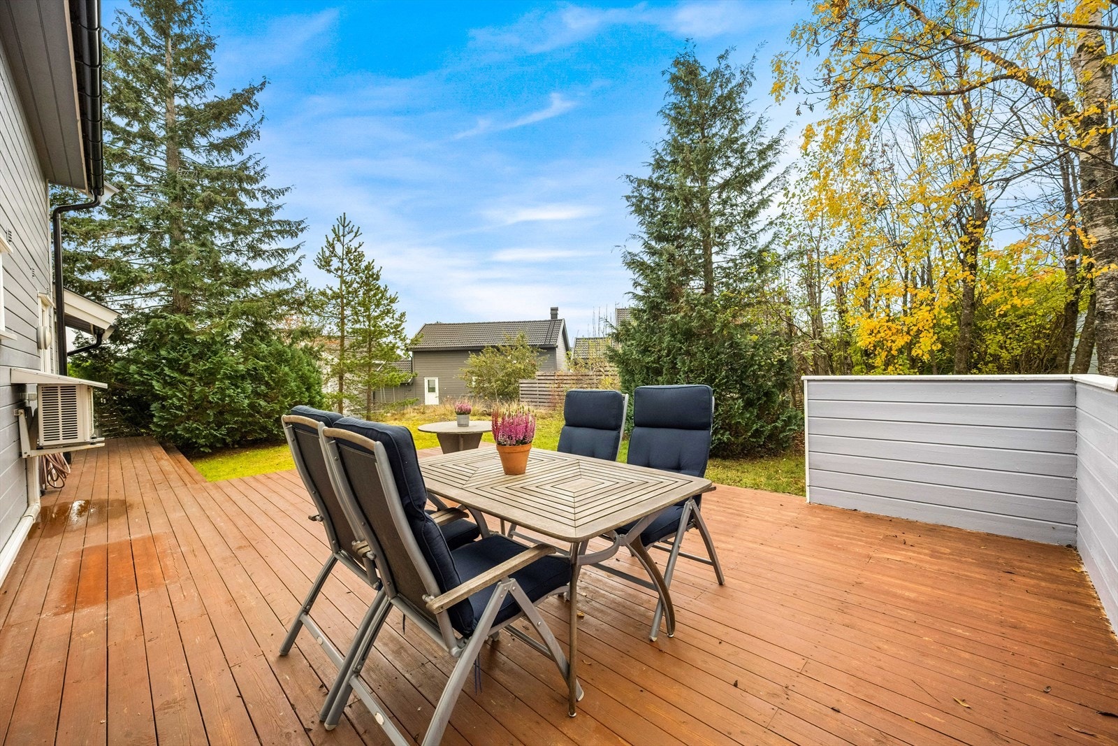 På plattingen er det god plass til både grill og utemøbler, noe som gjør det til et perfekt sted for hyggelige måltider og avslapning utendørs. Galleribilde