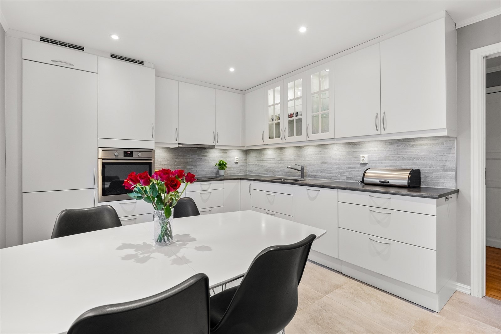 Innredningen byr på gode arbeidsflater og rikelig med oppbevaringsplass i både skuffer og skap. Galleribilde