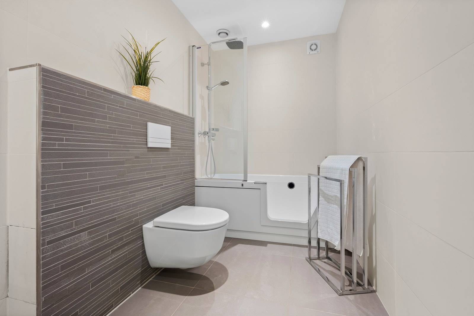 I boligens underetasje finner du et moderne bad, utstyrt med vegghengt toalett, badekar med praktisk dusjløsning. Galleribilde