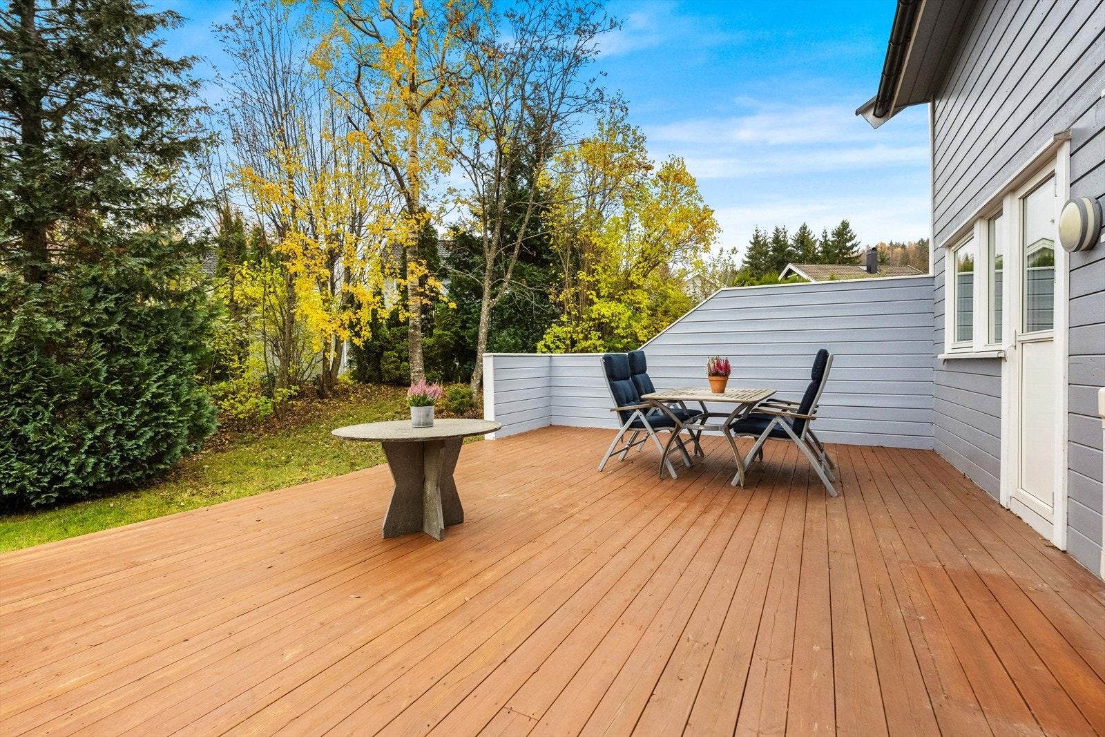 Tomten er opparbeidet med gressplen, beplantninger og frukttrær. Galleribilde