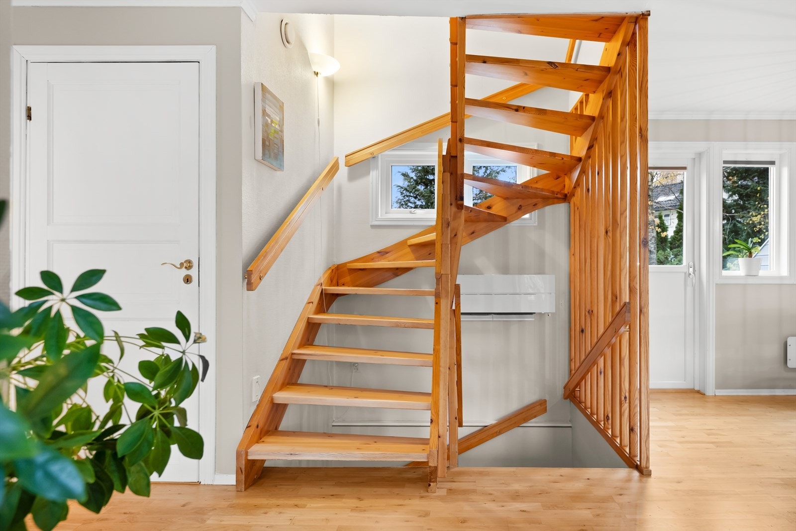 Fra stuen går det en trapp opp til loftet. Galleribilde