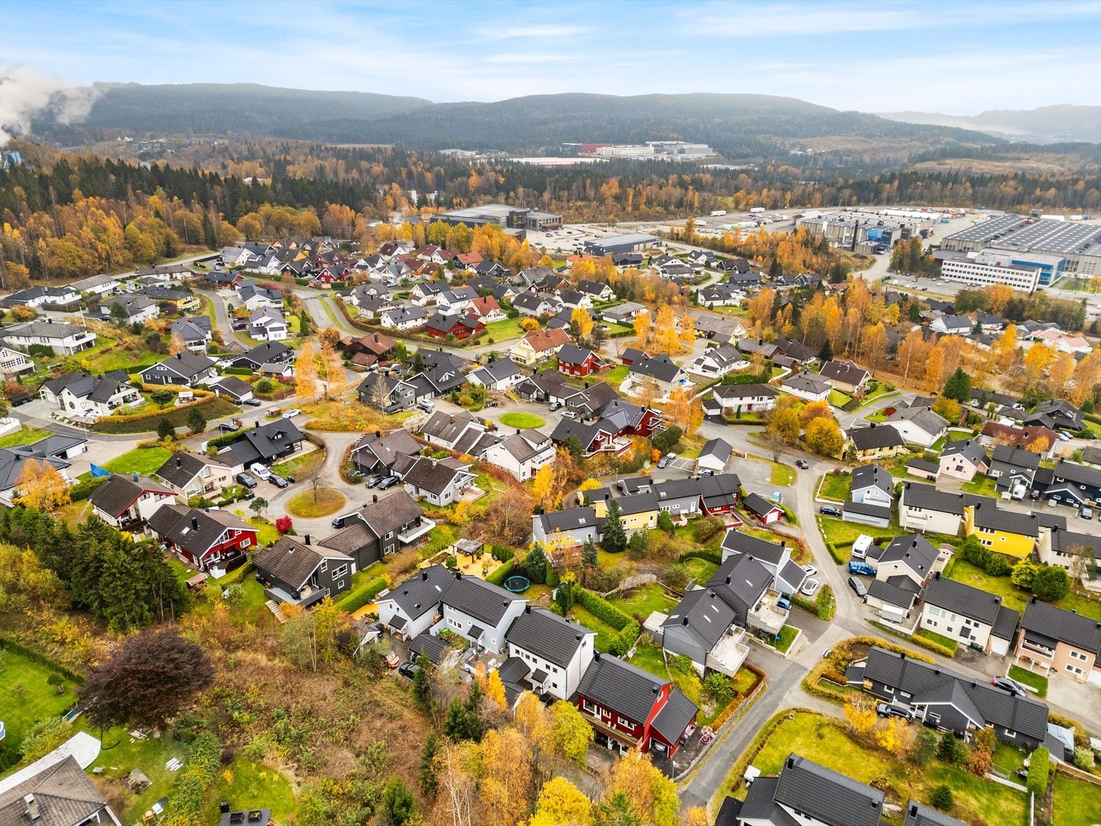 God offentlig kommunikasjon i retning Oslo/Asker og i retning Lierbyen/Drammen med kort vei til bussholdeplass. Lett adkomst til E-18 med ca. 10 minutters kjøring både til Drammen og Asker sentrum. Galleribilde