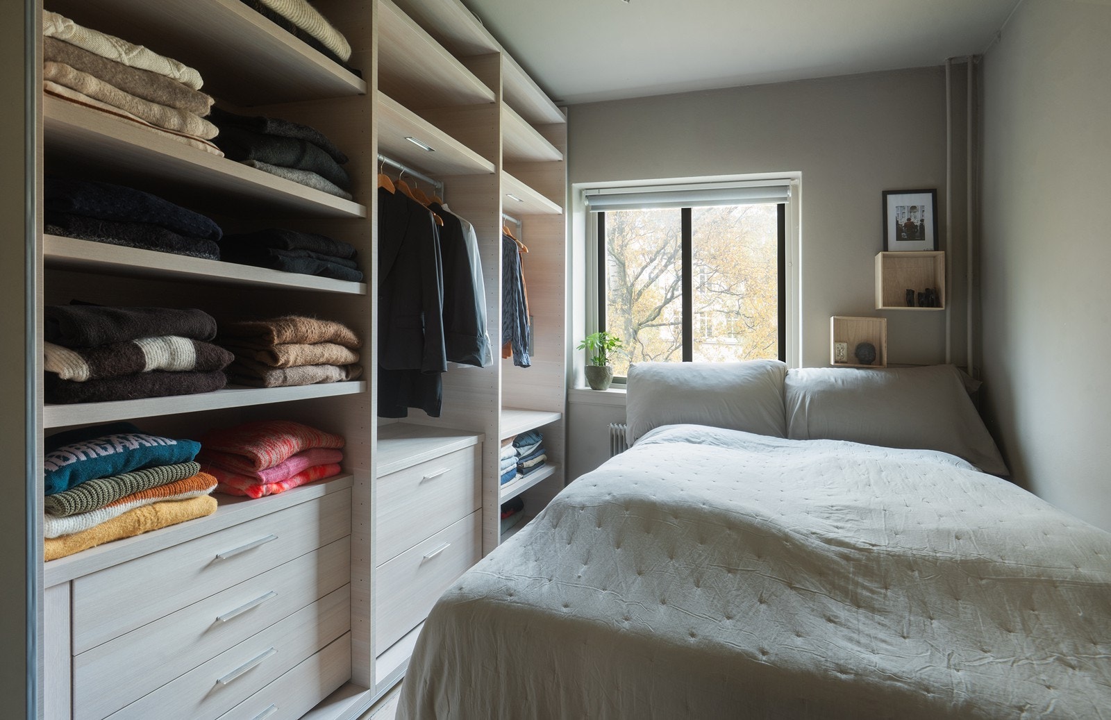 Koselig soverom med plass til dobbeltseng og garderobe. Galleribilde