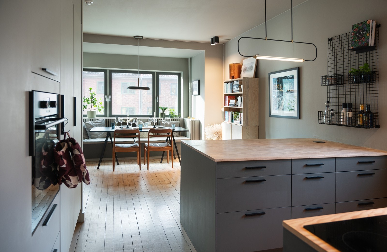 Leiligheten har delikate fargevalg, originale tregulv og moderne standard med kjøkken fra 2019. Galleribilde