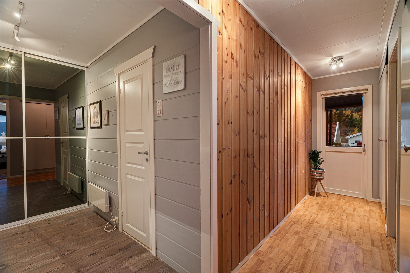 Boligen innehar fire gode soverom hvor tre av dem befinner seg i hovedetasjen nært baderommet. Galleribilde