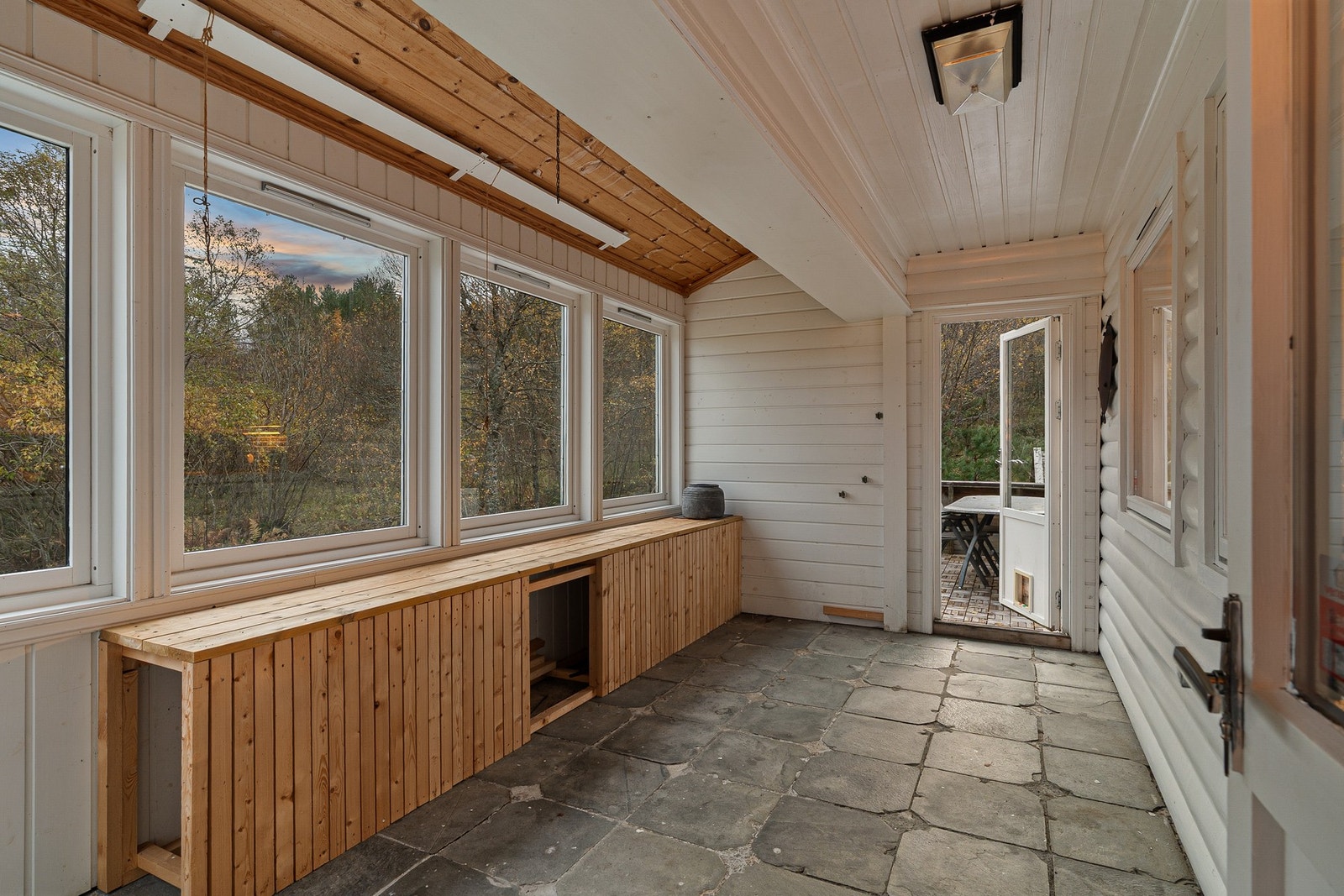 Fra spisestua har man utgang til en romslig vinterstue med høyt potensiale. Galleribilde