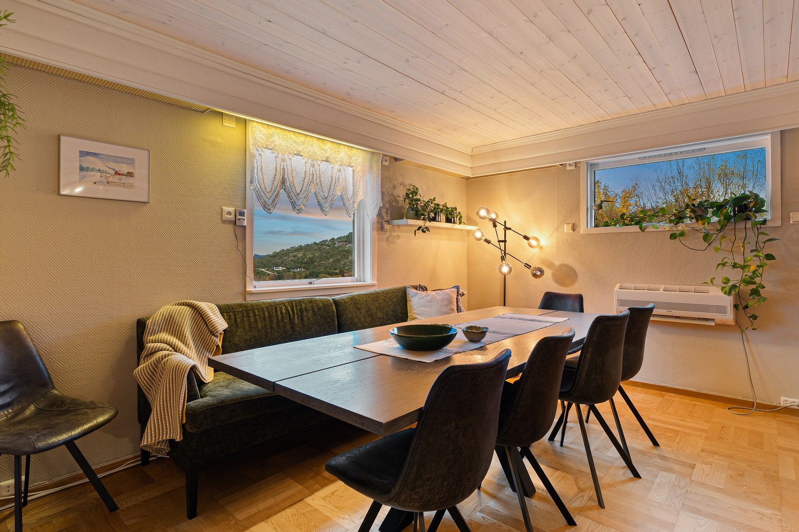 Romslig spisestue på hele 16,5 kvm. Vindusflatene sørger for en god atmosfære i rommet. Galleribilde