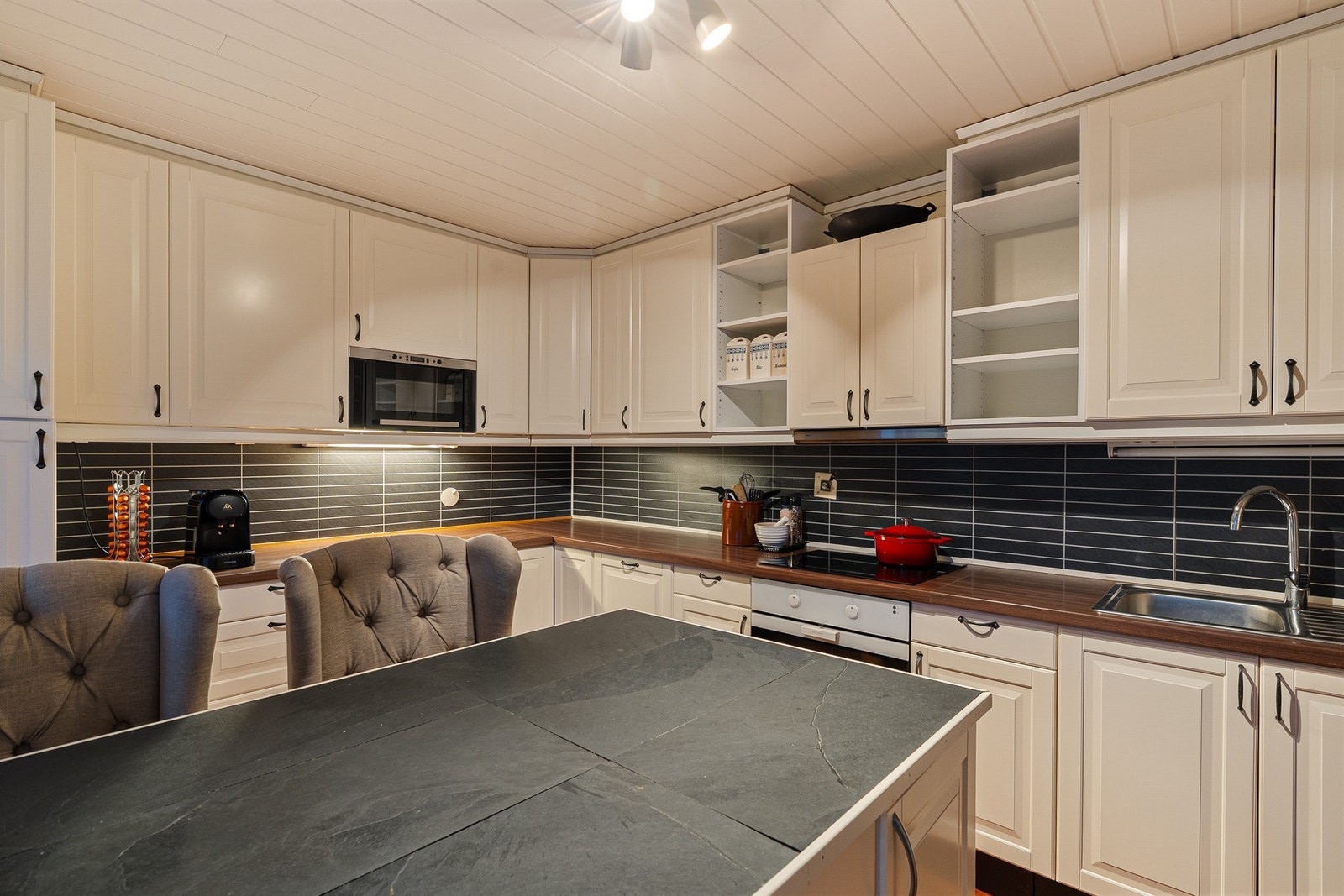 Her har man rikelig med benkeplass, samt svært god lagring i skuffer og skap. Tilstandsgrad 1 er gitt av takstmann. Galleribilde