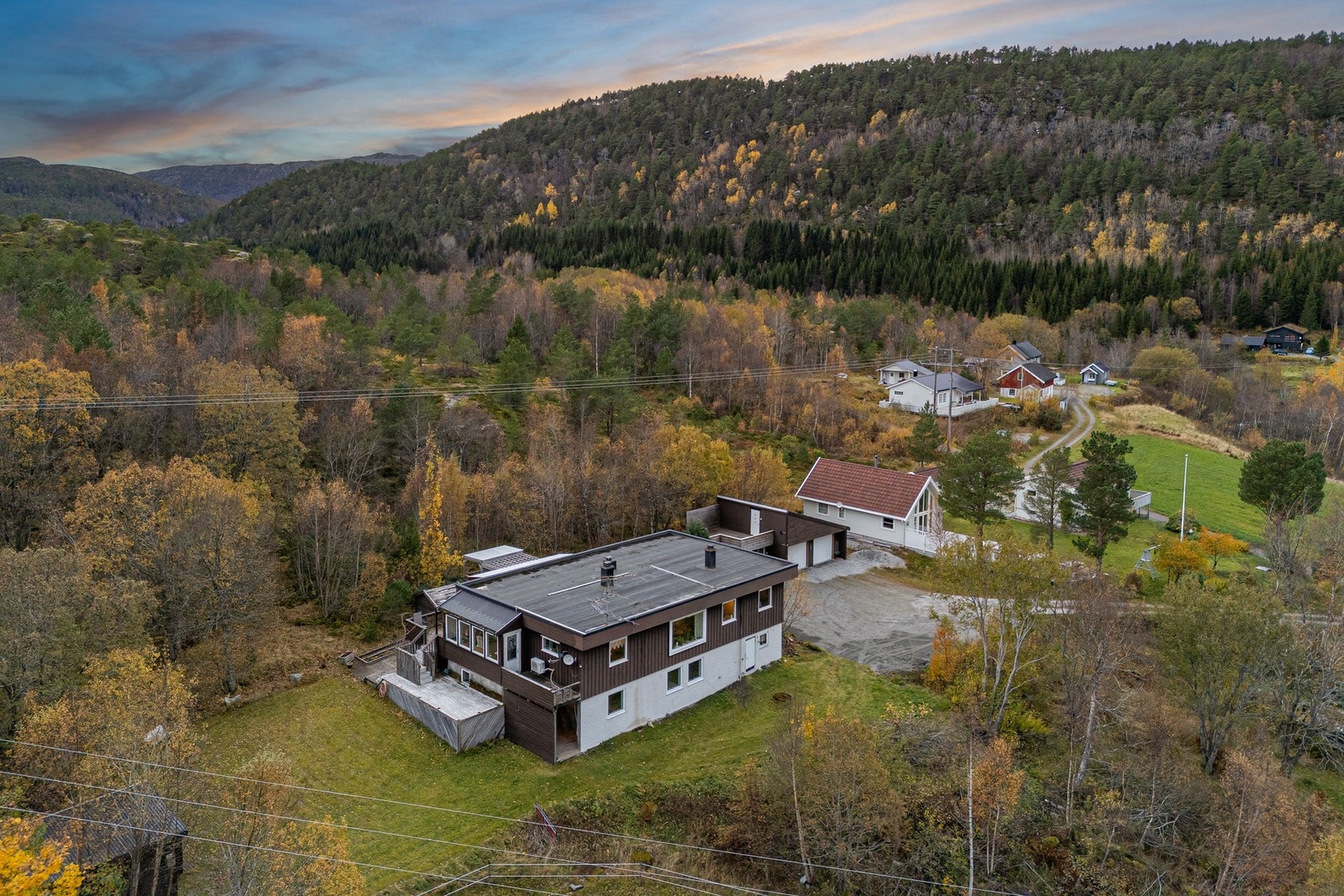 Tomta er på hele 2,7 mål og er omkranset av flott natur. Her er det rikelig med boltreplass for store og små. Galleribilde