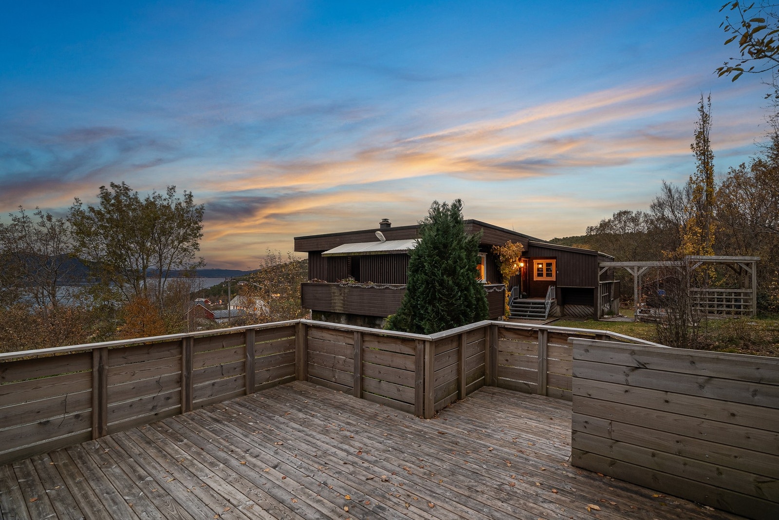 Oppå garasjen har man en flott terrasse med nydelig Utsikt. Her er det god plass for utemøbler. Galleribilde