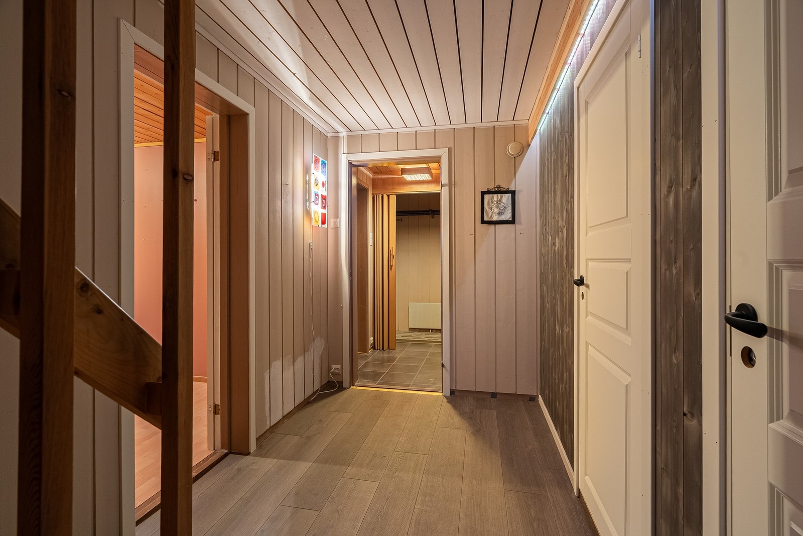 Sokkelen har svært høy bruksverdi og består bl.a. av en romslig stue, kontor, bad og vaskerom, samt rikelig med bodplass. Galleribilde