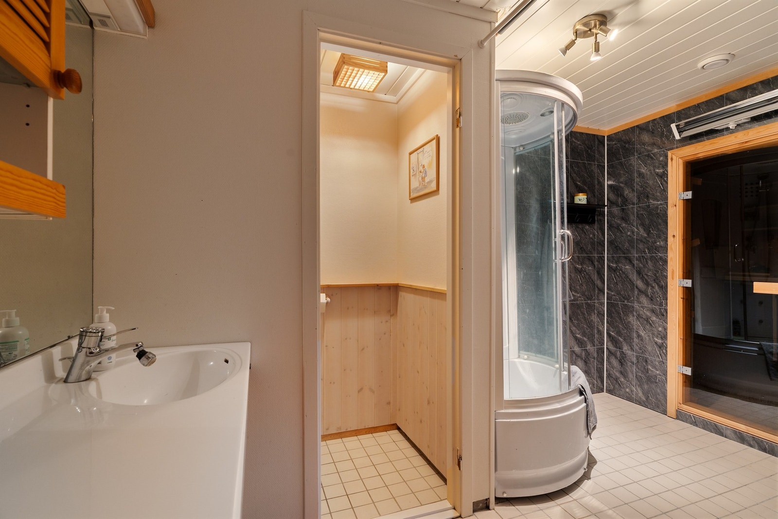 Badet måler 5,5 kvm, 7 kvm sammen med toalettrommet. Fra byggeår var det en påtenkt basstue som man ser på bildet. Nåværende eiere har kun brukt det som lagringsplass. Galleribilde