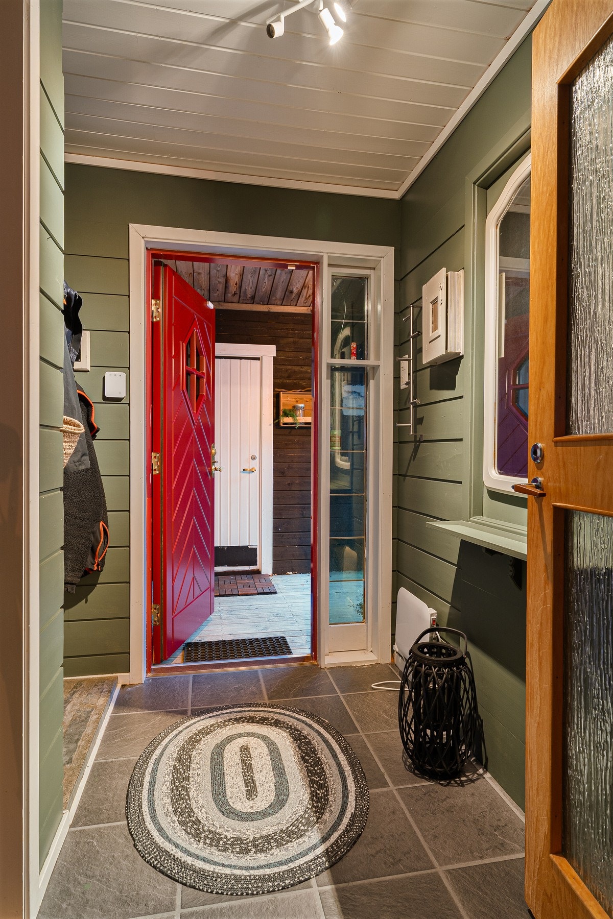 Hyggelig inngangsparti som gir en varm velkomst. Galleribilde